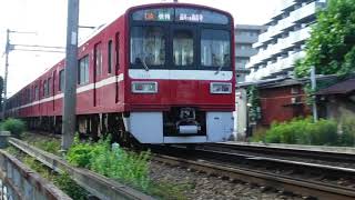 京急線追浜駅2つ手前の踏切を、横須賀中央駅を発車して追浜駅を通過した、上り8両編成快特品川方面泉岳寺行き1500形の電車が、次の停車駅金沢八景に向けて走行中です！