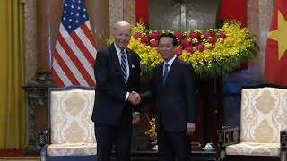 US president meets Vietnamese counterpart in Hanoi, attends luncheon