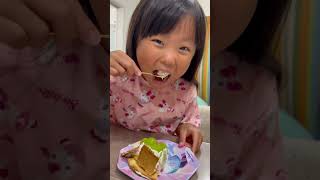 シャインマスカットのタルトを食べるまりちゃんいずちゃん　#shorts