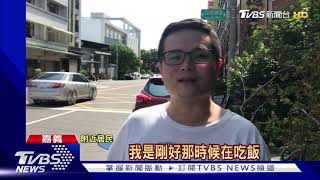 離奇! 外送員撞小貨車 騎士彈飛竟翻進車斗