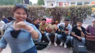 Girls started Dancing on guitar | Connaught Place Jamming | Sursaaz