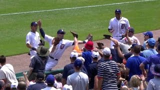 TOR@DET: Avila reaches into crowd to make catch