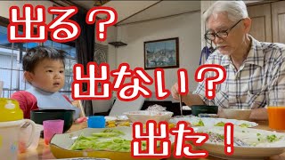 ストローから水がビューと出て安心する２歳0ヶ月