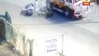 CCTV : नागपूर : स्कॉर्पिओची दुचाकीला जोरदार धडक, तरुण थोडक्यात बचावले