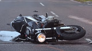 Motorradunfall, beim Crash fliegt der Motorradfahrer über ein Auto | Moto Rat