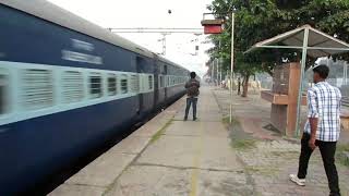 12452 Shramshakti Express at it's Very Best Rampages through Shikohabad JN!!