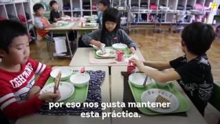 Niños japoneses limpian y ordenan su escuela