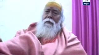 Shankaracharya Swami Swaroopanand slaps reporter on Modi question