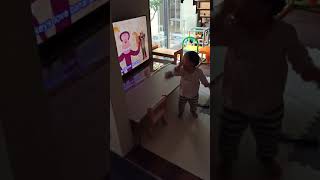 【ダンス】えいごであそぼ １歳男の子 ノリノリダンス