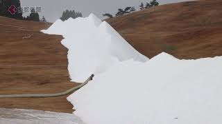 箱館山スキー場で「雪まき」（2020年12月8日　滋賀県高島市）