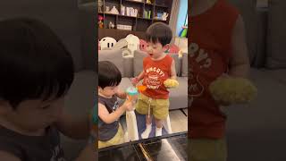 这一套一套的，哪里学的？ #三胞胎 #三孩来了 #人类幼崽的800个心眼子 #一起长大一起玩耍 #馋嘴宝宝   抖音