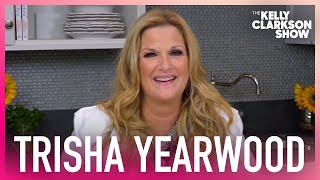 Trisha Yearwood Surprises Kelly With Her Favorite Cupcake and Kelly LOVES IT!