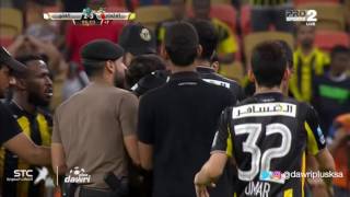 دخول احد مشجعين الاتحاد الى الملعب و كهربا يتدخل