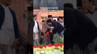 Reaksi Gus iqdam ketika di beri amplop langsung ketika bersalaman