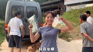 从流动贩卖车上买了包子，对象直言要吃十个，小婷嘲笑他太能吃