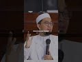 Ust.Adi hidayat mincium bau wangi di Makam Mbah Maimoen