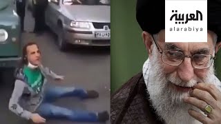 إيراني يحاول الانتحار تحت عجلات سيارة لخامنئي: نهبتونا 40 عاما
