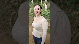 旅游云南 东南亚地区的雨林部落里 遇到了一位 很性感的大龄剩女   #中缅边境#六国交界#老挝山#记录真实生活 #乡村守护人 #我的乡村生