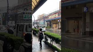 イオン能代店に来たら、吉方せいげん候補の選挙カーに遭遇。雨の中なのに、聴衆多し(^^)