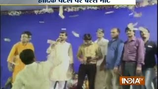 Video: Shower of Currency Notes on Hardik Patel in a Program at Surat - India TV