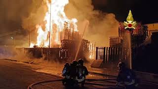 LODI VECCHIO (LO) - INCENDIO IN UN'AZIENDA CHE LAVORA LEGNAME