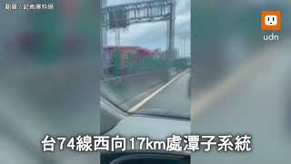 台74線大貨車翻覆橫躺占2線道 車流嚴重回堵