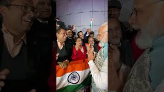 Woman sings a song welcoming PM Modi to Sydney!