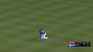 LAA@LAD: Utley drops a catch, rolls it for the out