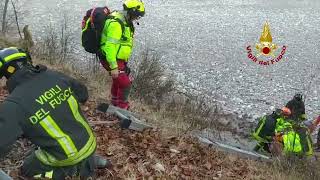 Tamponamento con il furgone e auto contro il muro: donna trasportata in volo all'ospedale