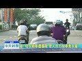 20190731中天新聞　碰！　休旅車、機車相撞　眾人合力抬車救女童