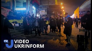 У Парижі на мітингу розігрували розписані гільзи та збирали кошти на ЗСУ