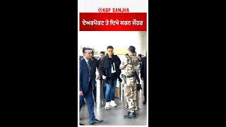 Karan Johar seen at the airport ਏਅਰਪੋਰਟ ਤੇ ਦਿਖੇ ਕਰਨ ਜੌਹਰ