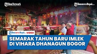 Warga Tionghoa Beribadah Imlek di Vihara Dhanagun Kota Bogor