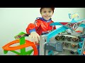 ХОТ ВИЛС МЕГА ГАРАЖ и Машинки против АКУЛЫ Огромный Трек hot wheels ultimate garage