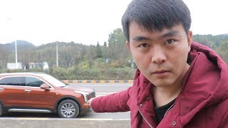 小伙做YouTuber年入百万买房买车，提了一辆30万的凯迪拉克送给老爸