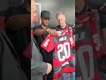 CRAQUE DA SORTE! VINI JR. SENDO HOMENAGEADO PELO FLAMENGO E RECEBENDO O CARINHO DA TORCIDA