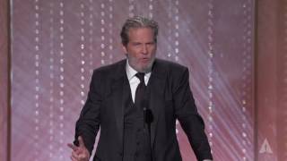 Jeff Bridges honors Lynn Stalmaster at the 2016 Governors Awards