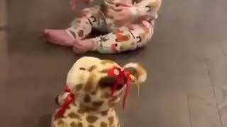 Gokil, Bayi lucu ini ikutin gerakan boneka