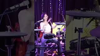 Drum Skills #鼓手表演 #边打边唱 #热情彭拜 #架子鼓技艺 #美女鼓手 #音符律动 #trending #love #shorts