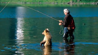 クマの子がこっそりと男性に忍び寄りました。その後、起きたことにビックリ