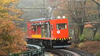 紅葉の中を走る箱根登山鉄道 モニ1形（工事用車両）