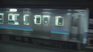 大学入学共通テスト実施に伴い、鉄道輸送を確保するため運転され、夜明け前に、セミクロスシート車+ロングシート車の6両で構成された、信越本線211系回送列車(霜取り列車)。