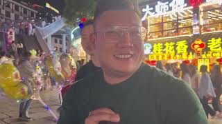 一波三折总算搭讪成功，竟是个努力的青蛙小妹妹，决定让她当导游