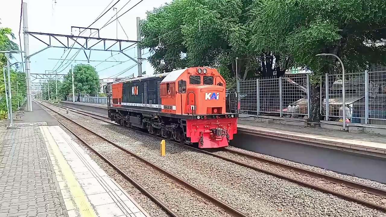 Seruntulan Lokomotif Cc 201 Rnb Youtube