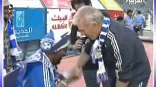 مدرب الهلال يهدي ميداليته لأحد الجماهير الهلاليه