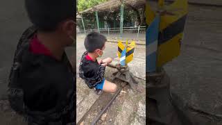 How does a railroad switch work?火車是如何轉方向的？（火車轉轍器）😃😃😃