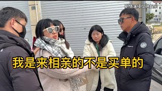 相亲女子带了十几个人吃饭，男子突然借口上厕所走了，我是来相亲的，不是来买单了