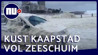 Enorme hoeveelheden zeeschuim overspoelen kust in Kaapstad | NU.nl