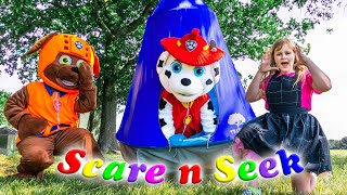 Asistant Plays Scare and Seek at the Paw Patrol Lookout Tower