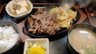 焼肉定食を食う愉快なおっさん